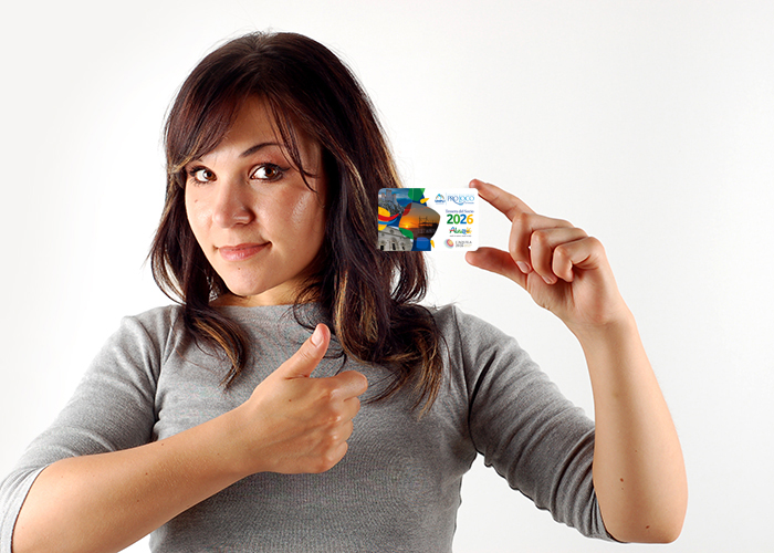 Ragazza con Tessera del Socio 2026